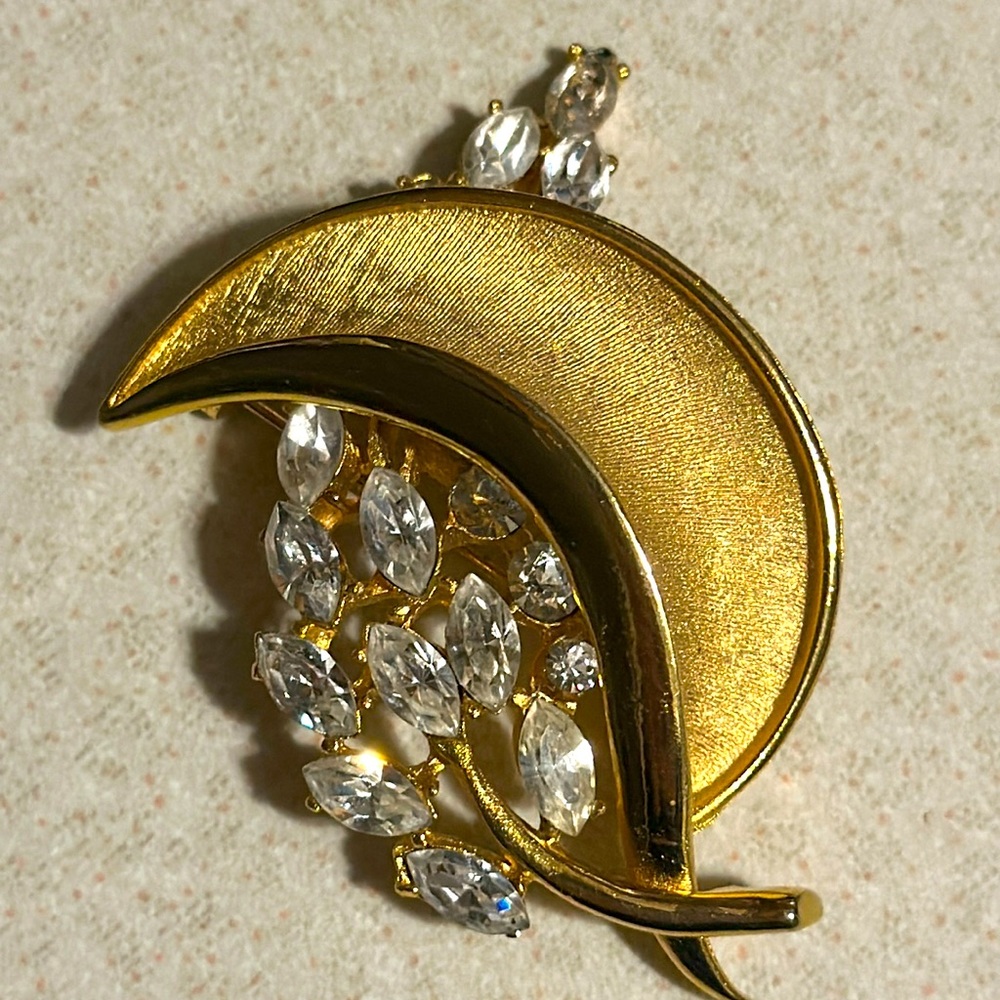 Vintage BSK gold tone brushed, polished, with rhinestone leaf broach (69…